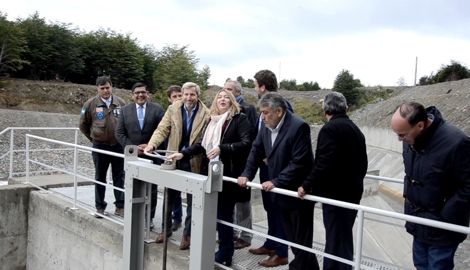 La gobernadora Bertone junto al ministro Frigerio en la inauguración de la planta del Río Pipo.