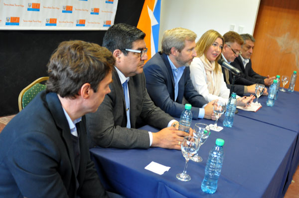 Durante la conferencia de prensa de la gobernadora Rosana Bertone junto al ministro Rogelio Frigerio, de la que participó el vicegobernador Juan Carlos Arcando, el intendente de Tolhuin Claudio Queno y Legisladores, la mandataria provincial fue consultada por los medios de comunicación sobre distintos temas.