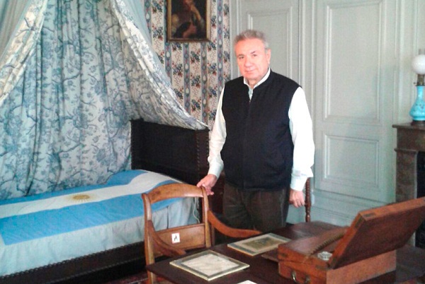 El Decano de la Facultad Regional Río Grande, ingeniero Mario Félix Ferreyra, en la habitación del General José de San Martín en Boulogne-sur-Mer, Francia.