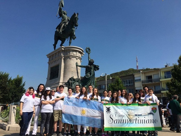 Alumnos del CIERG, el CIEU y la EADEB rindiendo homenaje al General San Martín en Francia.