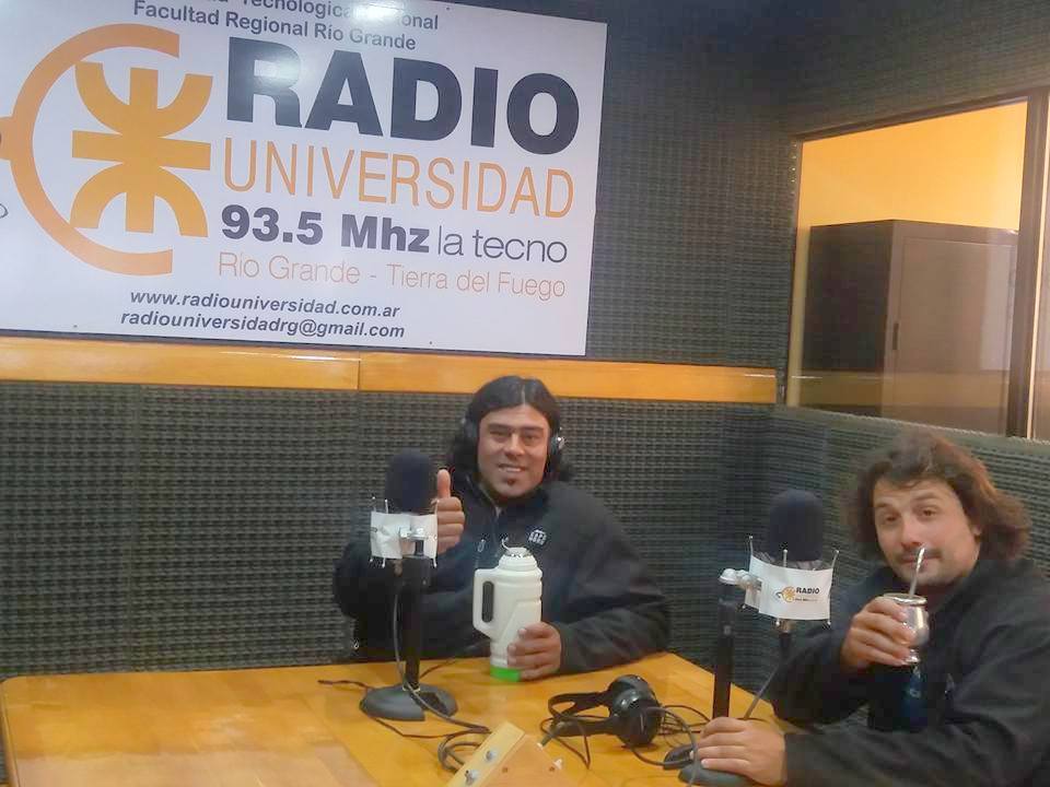 Los estudios de Radio Universidad (93.5 MHZ) se vistieron de aventura al recibir a Julián Novais y Mateo Lobato, los “2 trastornados” que recorrieron 76 mil km uniendo Ushuaia- Alaska- Ushuaia en sus motos concretando una hazaña más que inolvidable.