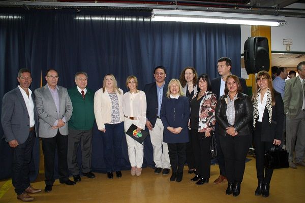 La gobernadora Bertone, la rectora de la institución, Carina Taborda Méndez y el Ministro de Educación, Diego Romero, junto a los legisladores provinciales que participaron del emotivo acto.