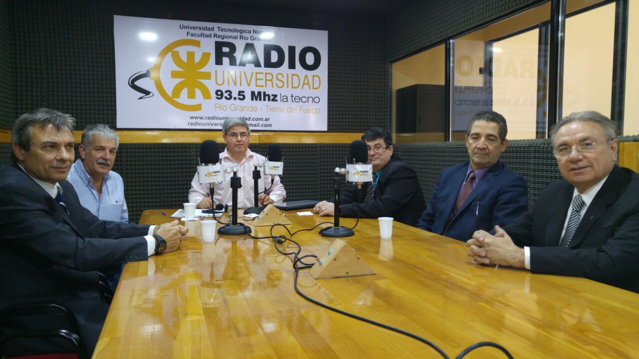 El Decano de la Facultad Regional de San Nicolás de la UTN, ingeniero Haroldo Avetta, en su visita a los estudios de Radio Universidad (93.5 MHZ) junto a su par de la Facultad de Ingeniería de la Universidad Nacional de Lomas de Zamora, Oscar Pascal, y el director del Departamento de Ingeniería Industrial de la Facultad Regional de Santa Cruz, Dr. Mario Lurbe. La visita también contó con la participación del Decano y Vicedecano de la Facultad Regional Río Grande, ingeniero Mario Ferreyra y el ingeniero Francisco Álvarez respectivamente.