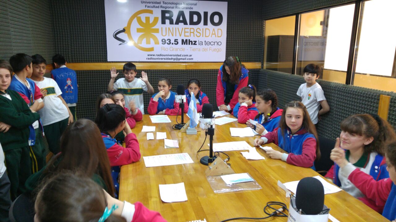 Pequeños Sueños’ donde los chicos de la Escuela Austral de Enseñanza Bilingüe –EADEB- junto a sus maestras ofrecen todo su trabajo en clase y lo propio hacen con ‘Cookies and Bookies’ en la temática de Inglés.