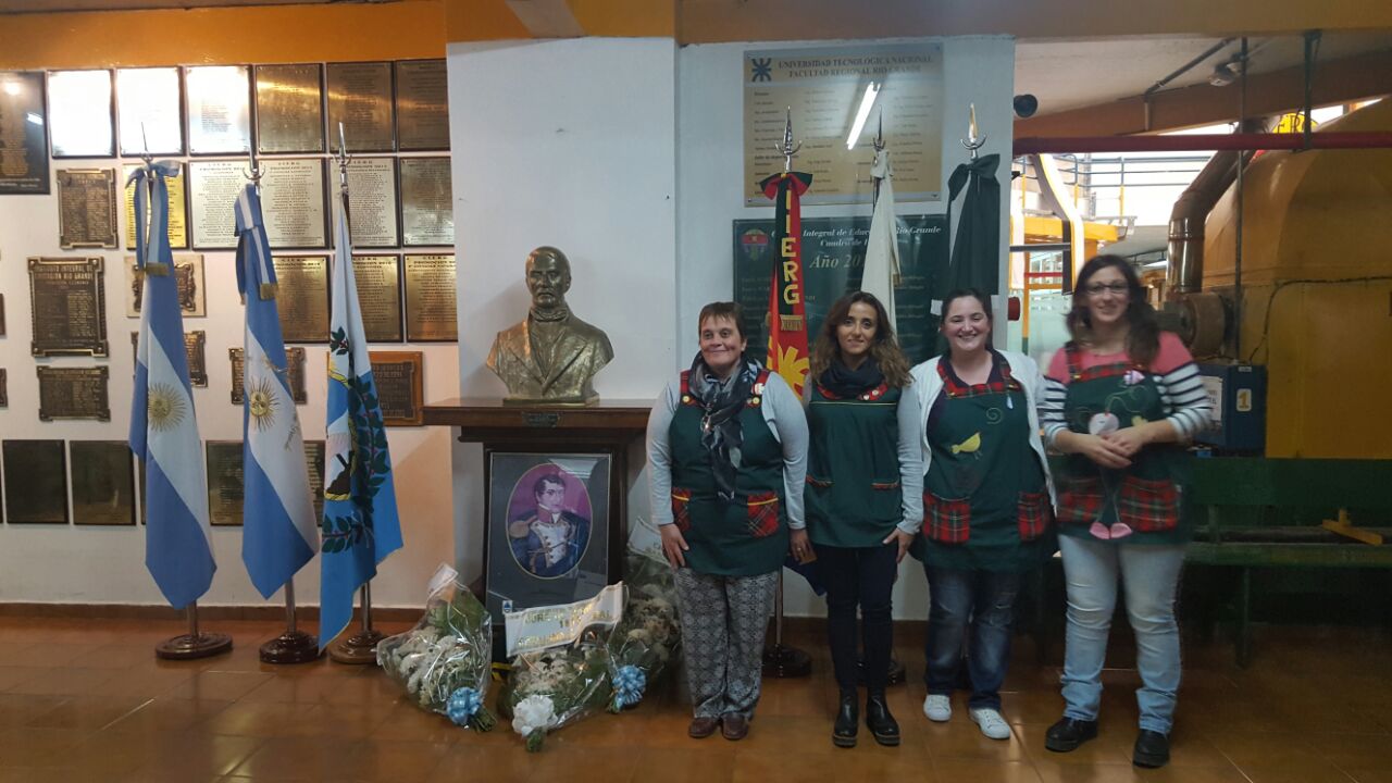 La comunidad educativa de la Facultad Regional Río Grande de la Universidad Tecnológica Nacional y de la FUNDATEC encabezadas por el Decano, ingeniero Mario Félix Ferreyra, junto a la asociación sanmartiniana de Río Grande que encabeza Marilina Henninger de Löffler, rindieron homenaje al general San Martín a 239 años de su nacimiento.