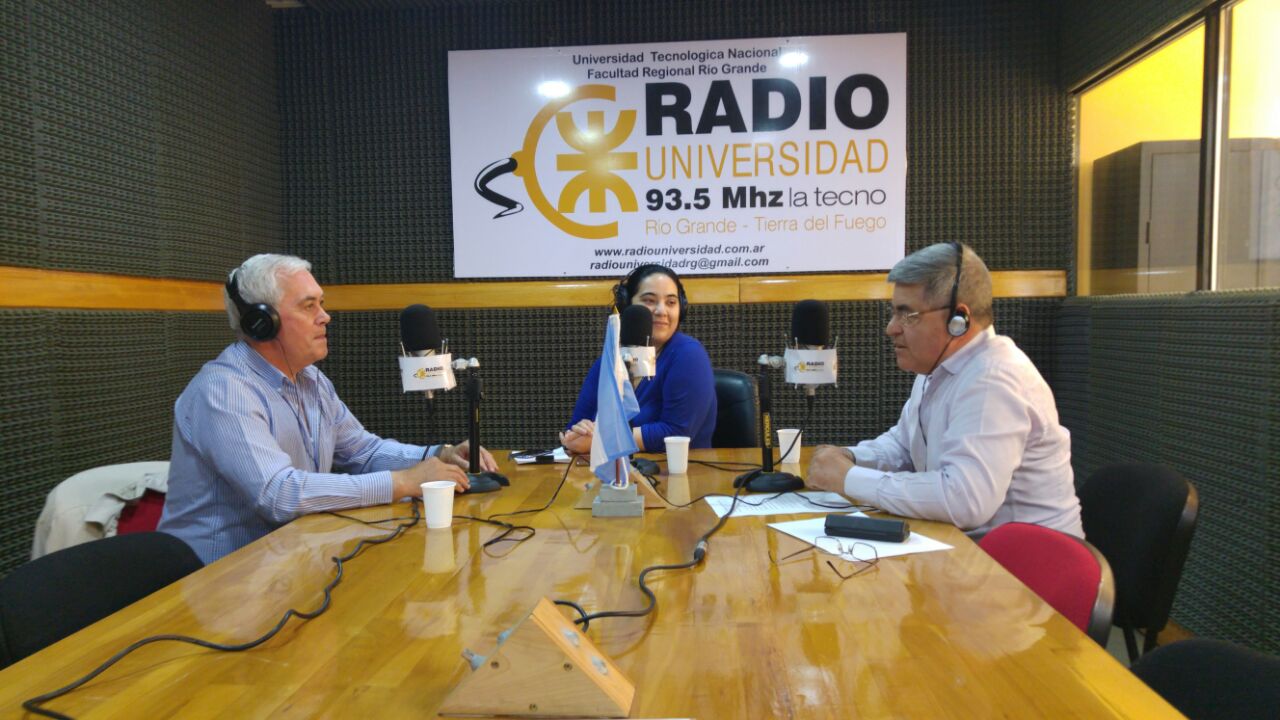 El reconocido y querido locutor fueguino “Lucho” Torres, visitó los estudios de Radio Universidad (93.5 MHZ) en donde participó de la tradicional sección del “Personaje de los Viernes” en contacto directo con el corresponsal de Roma, Dr. Marcello D’Aloisio, en el programa "De la Mejor Manera", conducido por la locutora Lorena Vera y el Director de la emisora, Alberto Centurión.