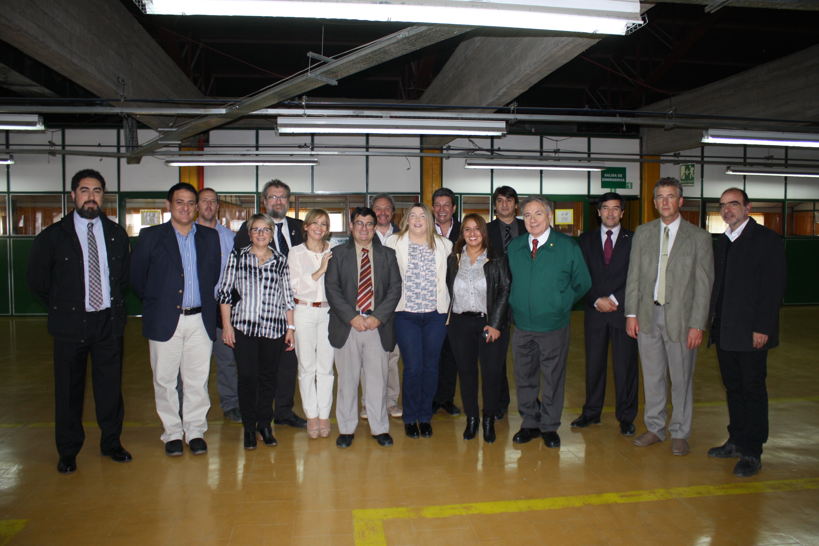 Autoridades del Ejecutivo Provincial junto a los directivos de la comunidad educativa de la FUNDATEC.