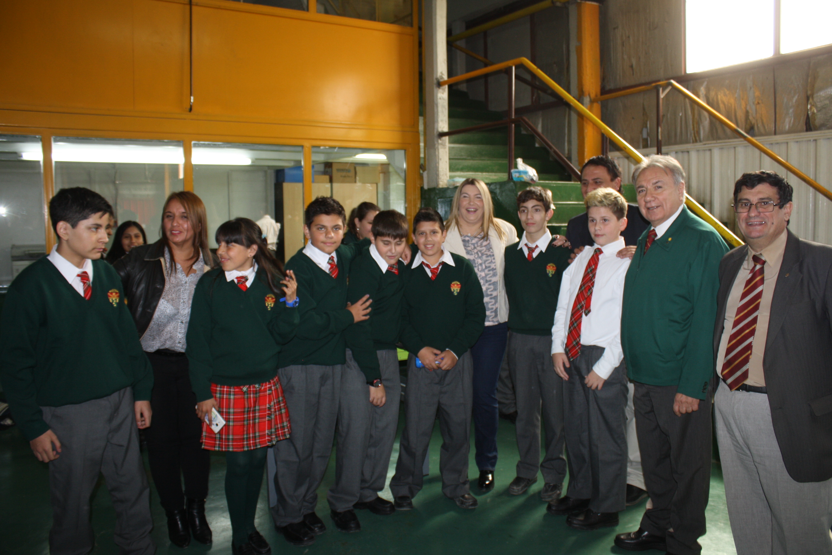 La Gobernadora Rosana Bertone y el Decano Mario Ferreyra junto a los alumnos que participaron del emotivo acto en Ushuaia.