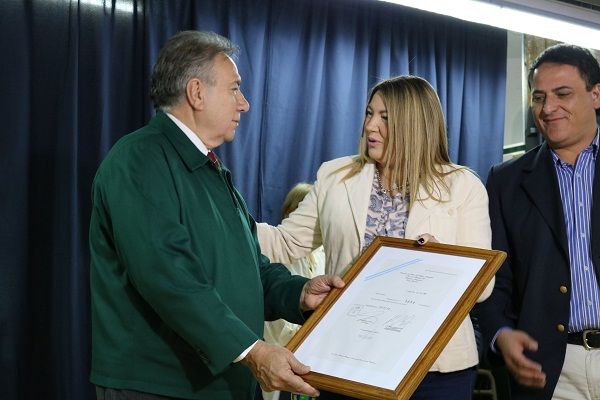 La gobernadora Rosana Bertone entrega el decreto de promulgación de la Ley que traslada el dominio del Edificio del CIEU, a la Universidad Tecnológica Nacional.