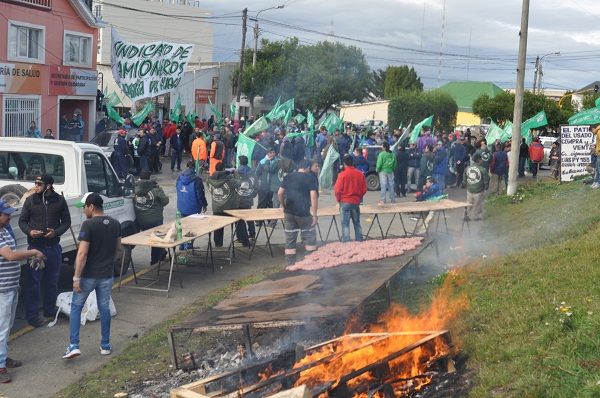 “No vamos a permitir la esclavización de ninguno de los trabajadores”, advirtió Vargas. Los camioneros coparon el Municipio este lunes a la mañana.