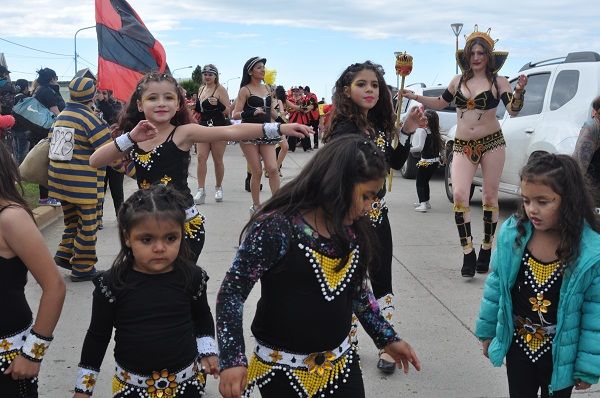 Las niñas también se lucieron en esta nueva edición del carnaval fueguino.