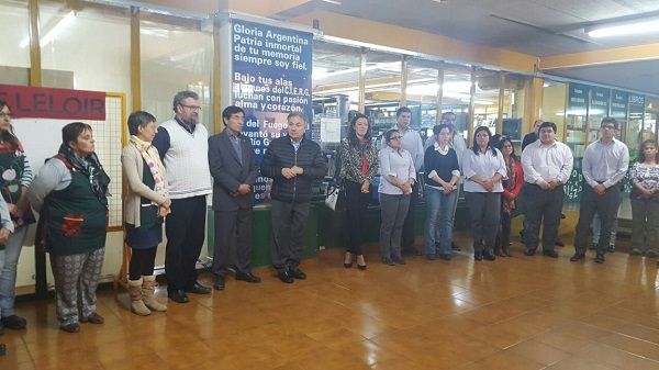 La comunidad educativa de la Facultad Regional Río Grande de la Universidad Tecnológica Nacional y de la FUNDATEC encabezadas por el Decano, ingeniero Mario Félix Ferreyra, junto a la asociación sanmartiniana de Río Grande que encabeza Marilina Henninger de Löffler, rindieron homenaje al general San Martín a 239 años de su nacimiento.