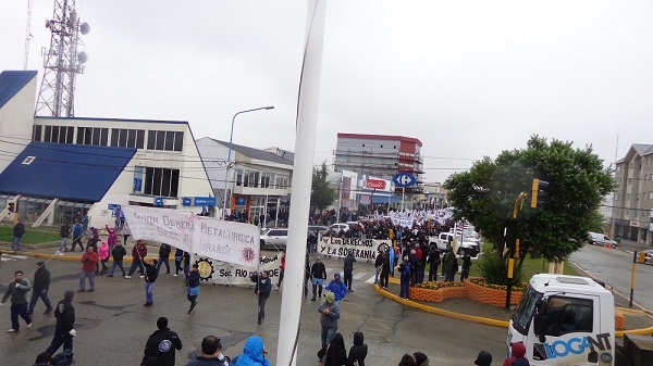 Multitudinaria manifestación en Río Grande.