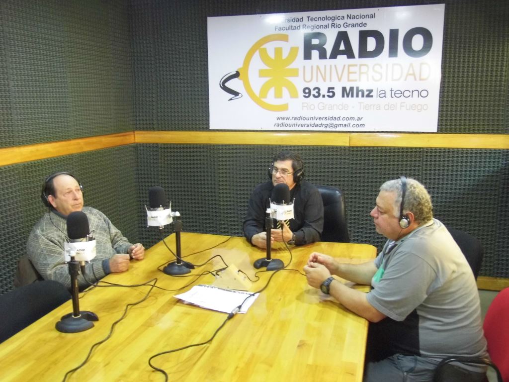 El secretario de Asuntos Estudiantiles, Carlos Clark, participó de la entrevista junto al ingeniero Álvarez.