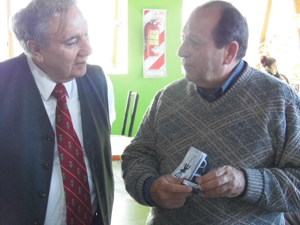 El Decano de la Facultad Regional Río Grande, Mario Ferreyra, junto al teniente Owen Crippa.