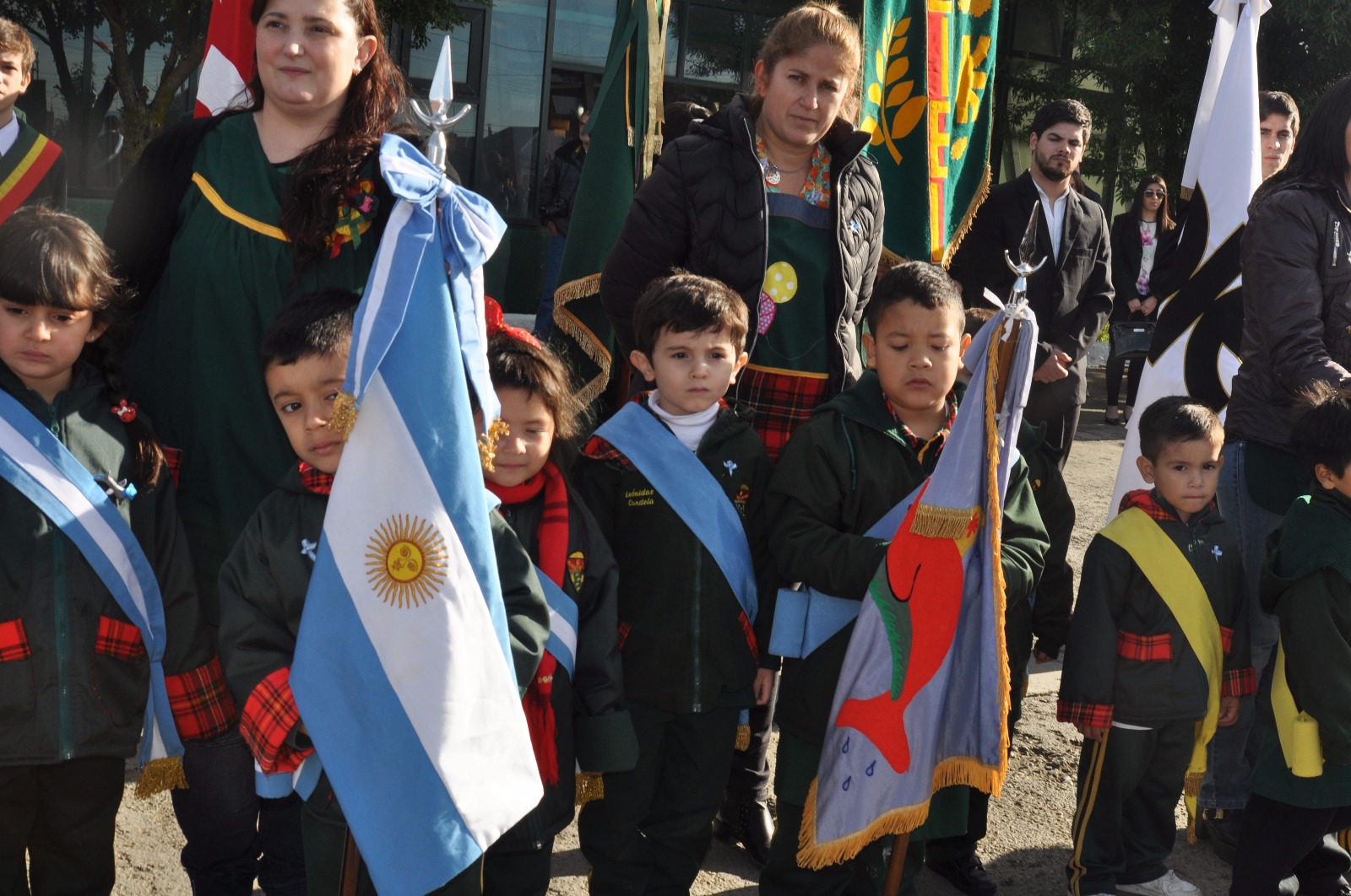 Los más pequeños de la institución también dijeron presente en el emotivo homenaje que se realizó en la explanada de la UTN.