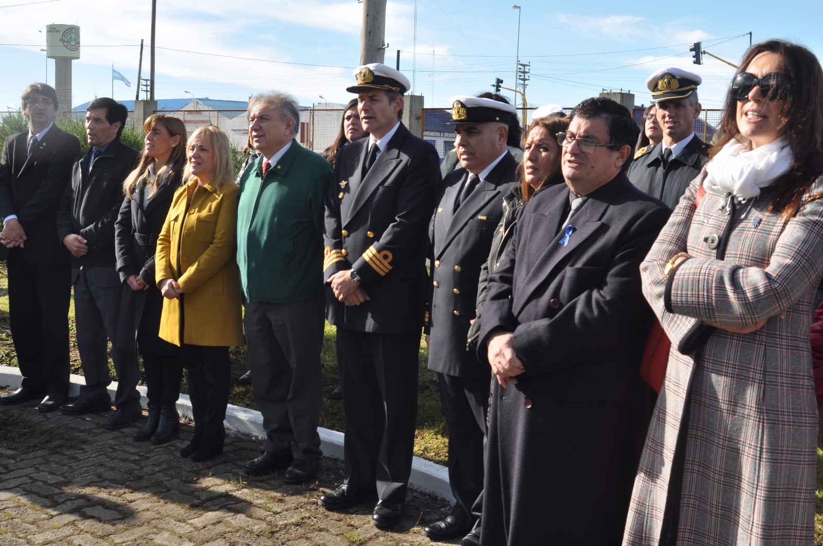 El acto de homenaje a los caídos en la gesta de Malvinas de 1982 fue encabezado por el ingeniero Mario Félix Ferreyra, Decano de la Facultad, quien fue acompañado por la senadora Miriam Boyadjián; las legisladoras provinciales Andrea Freites y Cristina Boyadjián; el vicedecano ingeniero Francisco Álvarez; el Jefe de la Base Aeronaval Río Grande, Capitán de Fragata Enrique Balboni; el Comandante del Destacamento Naval Río Grande, Capitán de Corbeta Fernando Romero López; la vicepresidente de la Cámara de Comercio de Río Grande, Marilina Henninger; autoridades de distintas instituciones como los propios veteranos de guerra.