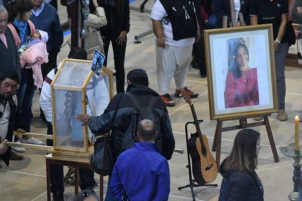 Familiares y amigos le dieron el último adiós a la joven asesinada en Gualeguay. Néstor García destacó el rol de militante de su hija y afirmó que "era mucho más que una chica que hacía caridad".