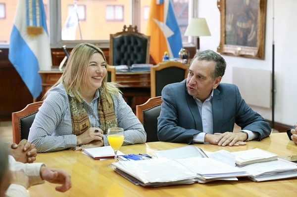 La gobernadora Rosana Bertone firmó un acuerdo marco con el ministro de Ciencia, Tecnología e Innovación Productiva de la Nación, Lino Barañao que posibilitará la inversión en acuicultura.