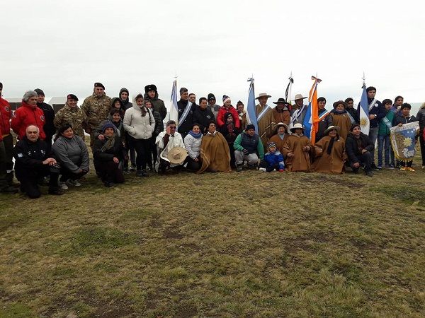 Las fuerzas vivas acompañaron la 17° Caravana de la Soberanía al Hito 1.