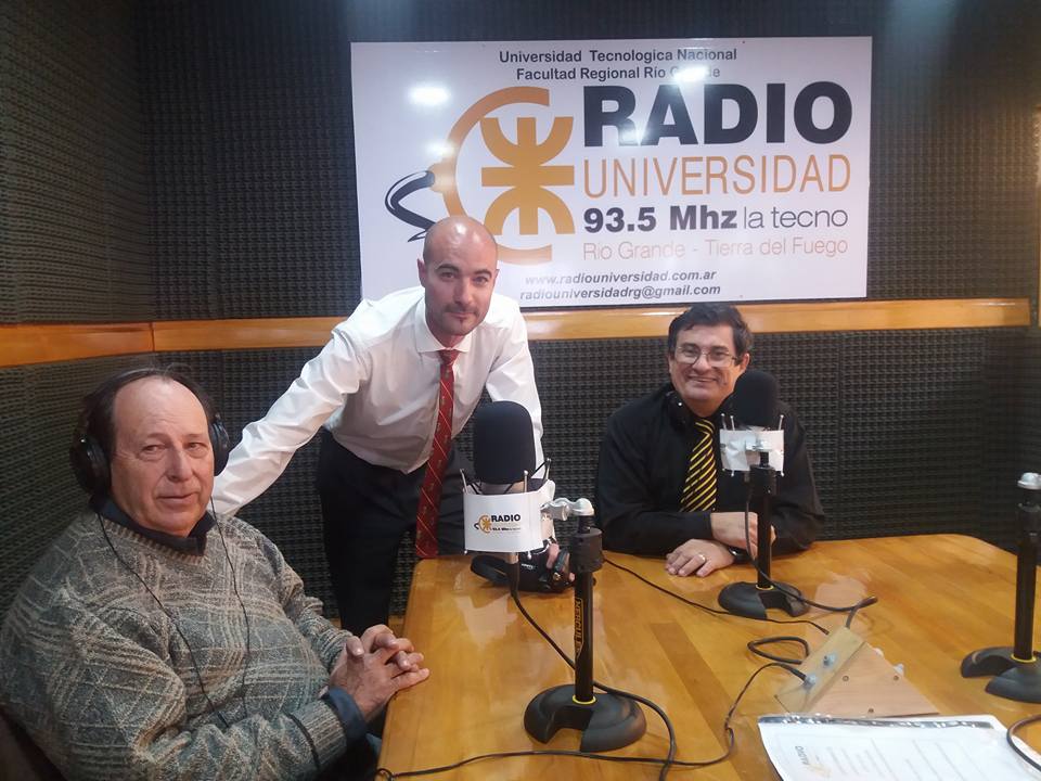 El teniente Crippa junto al profesor Fernando Bentancor y el vicedecano de la Facultad Regional Río Grande, Javier Álvarez.