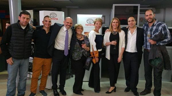 Los hermanos Antonio, Alejandro y Beatriz Celentano, junto a clientes y al secretario de Gabinete municipal Agustín Tita, durante la presentación ayer del Toyota Corolla.