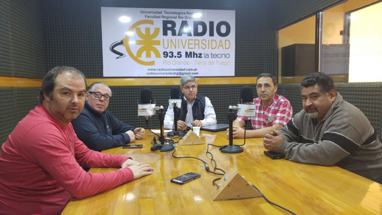 Referentes barriales de la Margen Sur visitaron los estudios de Radio Universidad (93.5) para dialogar con "Dos Preguntan", programa conducido por Alberto Centurión y Germán Gasparini.