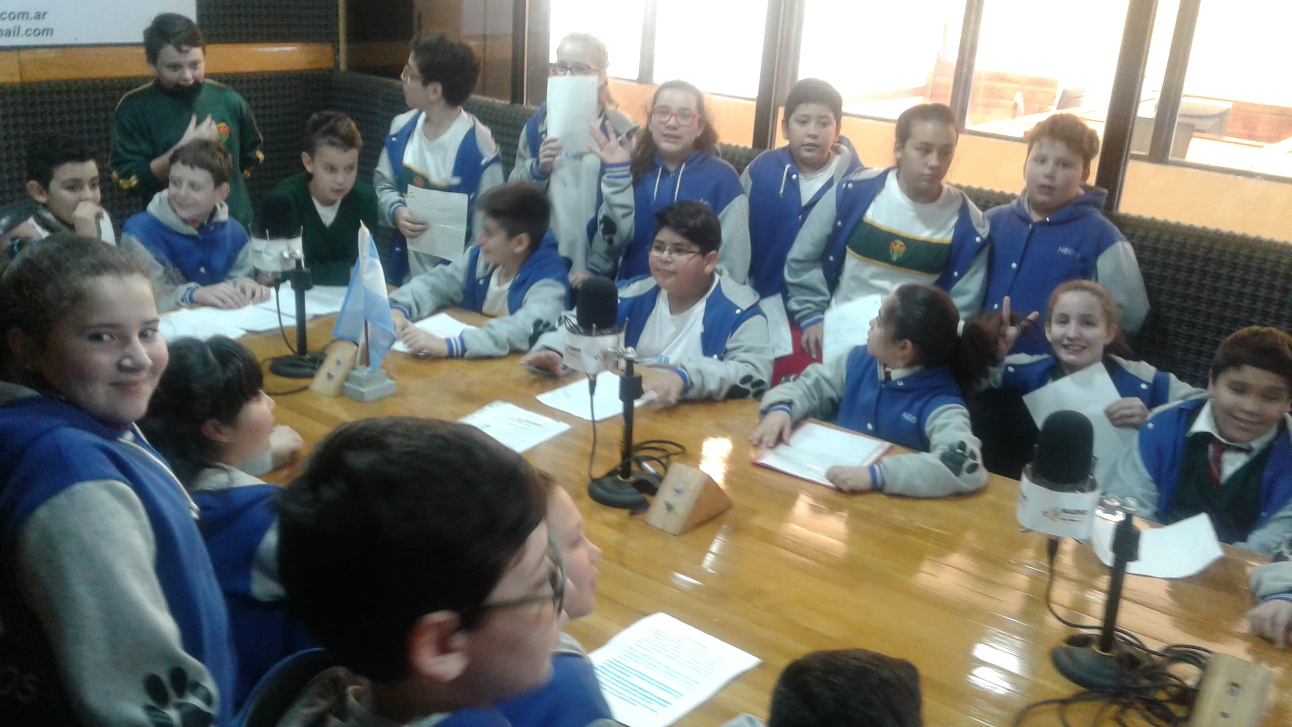 Los alumnos de 6to de la Escuela Austral de Enseñanza Bilingüe (EADEB), compartieron en su habitual programa que se emite por Radio Universidad (93.5), las últimas actividades que se realizaron en la escuela en los diferentes niveles educativos.