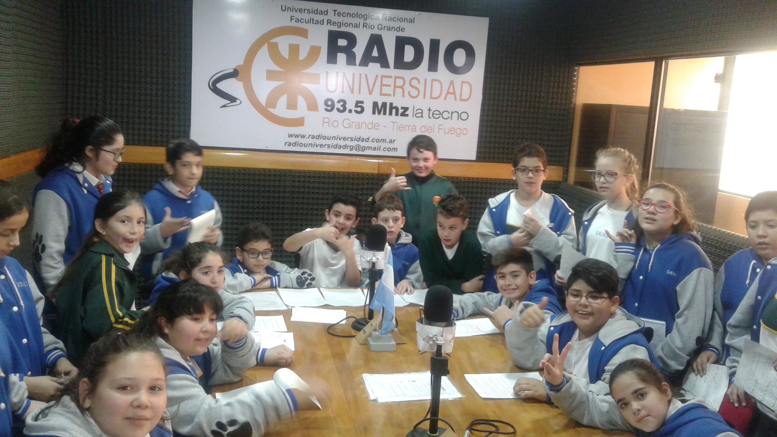 Los alumnos de 6to de la Escuela Austral de Enseñanza Bilingüe (EADEB), compartieron en su habitual programa que se emite por Radio Universidad (93.5), las últimas actividades que se realizaron en la escuela en los diferentes niveles educativos.