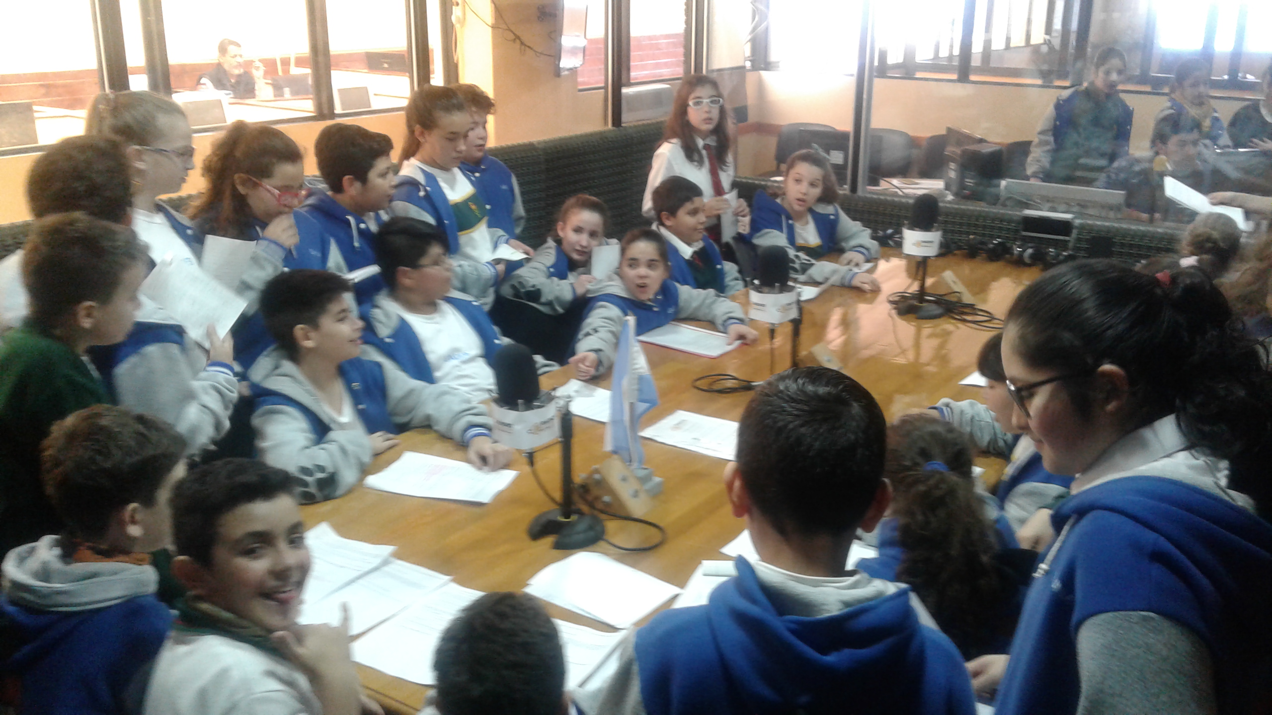 Los alumnos de 6to de la Escuela Austral de Enseñanza Bilingüe (EADEB), compartieron en su habitual programa que se emite por Radio Universidad (93.5), las últimas actividades que se realizaron en la escuela en los diferentes niveles educativos.