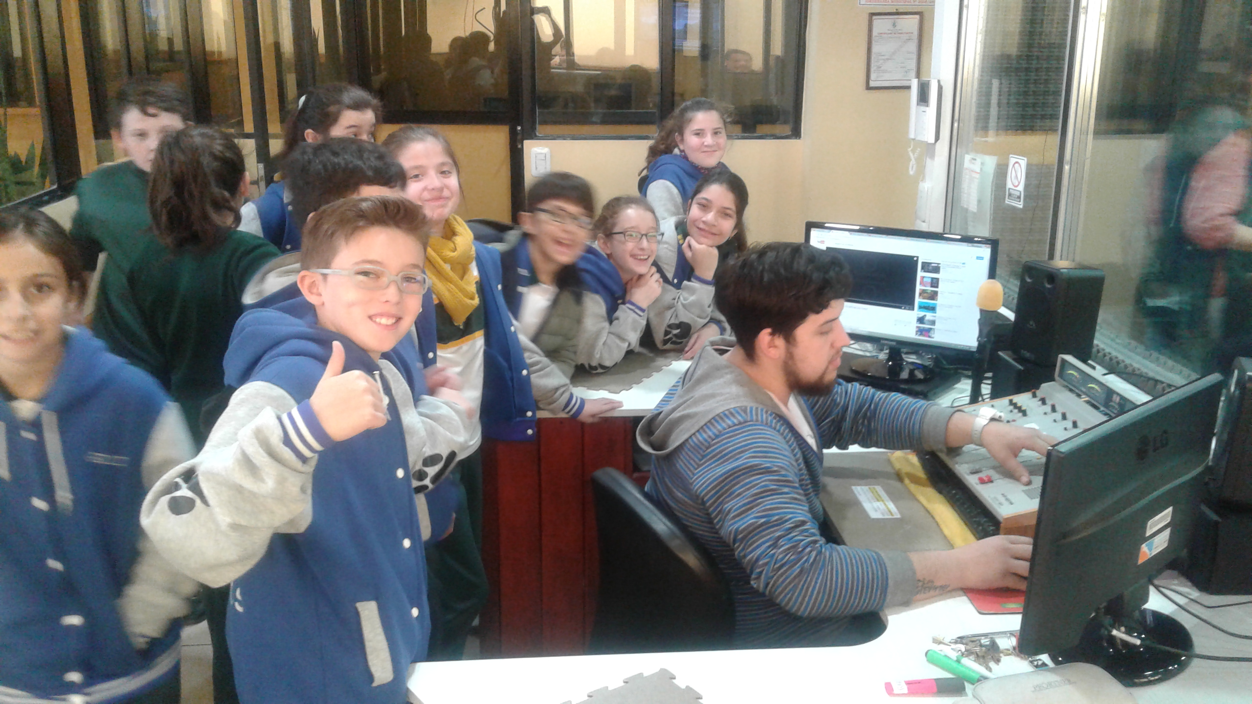 Los alumnos de 6to de la Escuela Austral de Enseñanza Bilingüe (EADEB), compartieron en su habitual programa que se emite por Radio Universidad (93.5), las últimas actividades que se realizaron en la escuela en los diferentes niveles educativos.