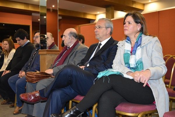El doctor Gustavo Ariznabarreta, la doctora Ana María D´Alessio y el doctor Oscar Fappiano, presentes en el evento que reunió a la Red Iberoamericana de Escuelas Judiciales en Ushuaia.