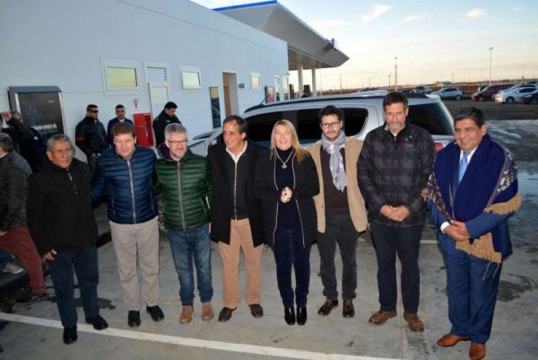 Autosur los unió a todos. En la imagen el diputado del Parlasur, Miguel Cusi, el intendente Gustavo Melella, el senador nacional José ‘Nato’ Ojeda; San Juan, socio de Autosur, la gobernadora Rosana Bertone, el presidente de Autosur, Christian Sist, Eduardo Castellote, Gerente Comercial Retail YPF Argentina y el vicegobernador y presidente de la Legislatura, Juan Carlos Arcando.