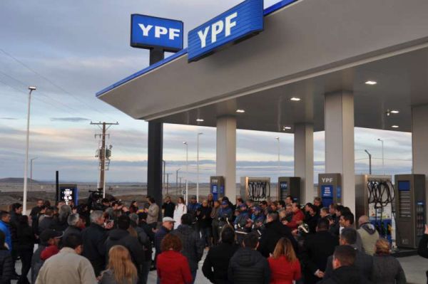 La gobernadora Rosana Bertone, junto al presidente de YPF Miguel Gutiérrez, inauguró este jueves la nueva estación de servicio de Autosur en la ciudad de Río Grande y aseguró que la empresa nacional "va a seguir realizando inversiones en la provincia".