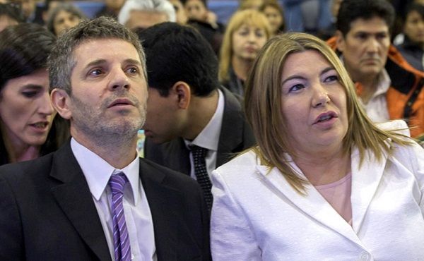 “El gobierno de Bertone no tiene plan económico, nunca lo tuvo y se endeuda”, lamentó, observando que el poder adquisitivo para la gente “se ha reducido un 40 ó 50 por ciento, salvo la clase política, que son como reyes y están afuera del pueblo”.