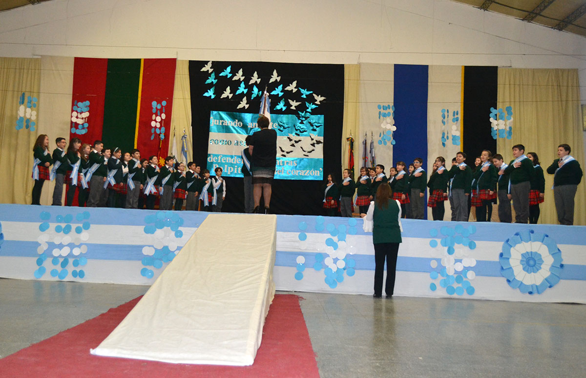 El acto, que se llevó adelante en las instalaciones del establecimiento educativo contó con la presencia de gran cantidad de familiares de los alumnos.