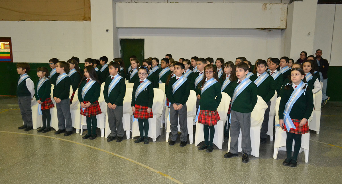 Alumnos del 4to. Grado de la EADEB, prometieron la Bandera