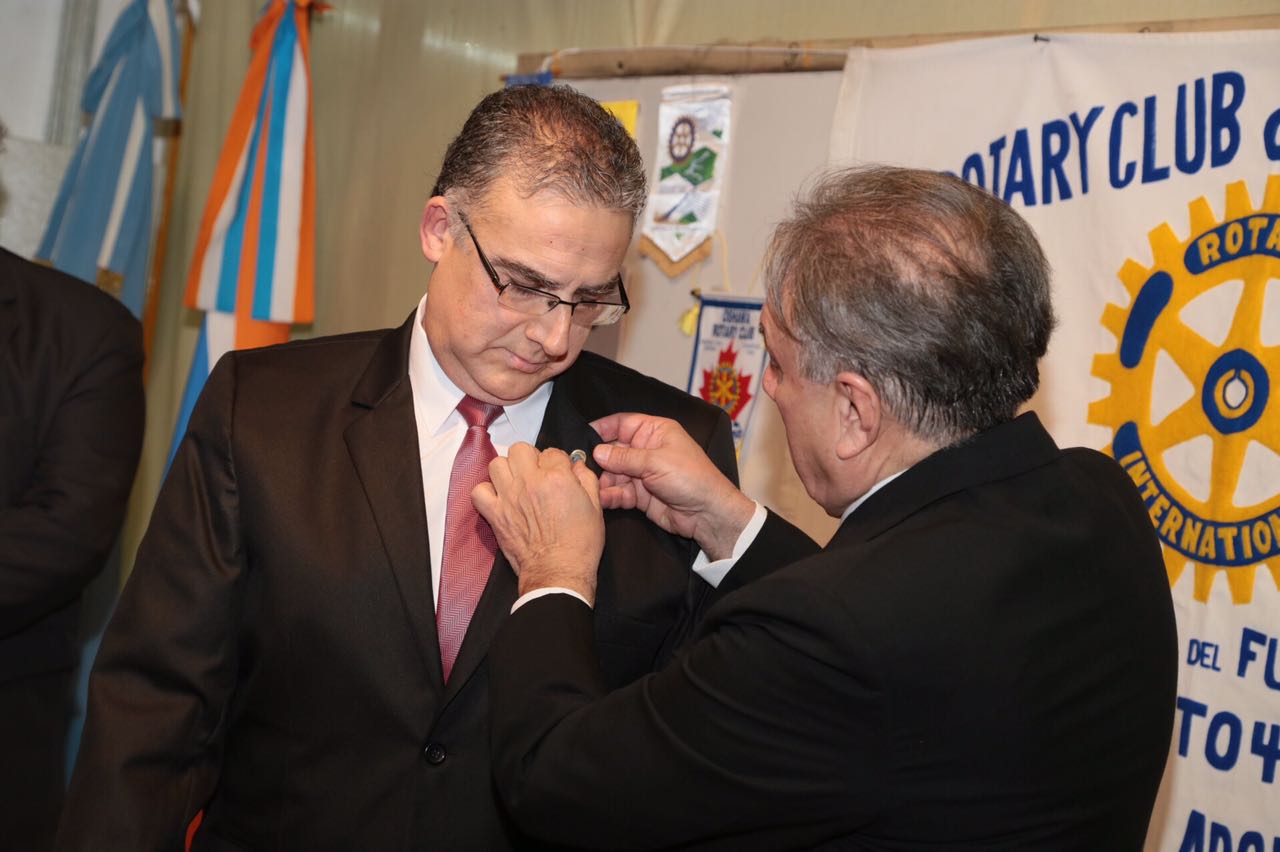 El Ing. Mario Ferreyra hizo entrega de la presidencia al Prof. Miguel Vázquez.
