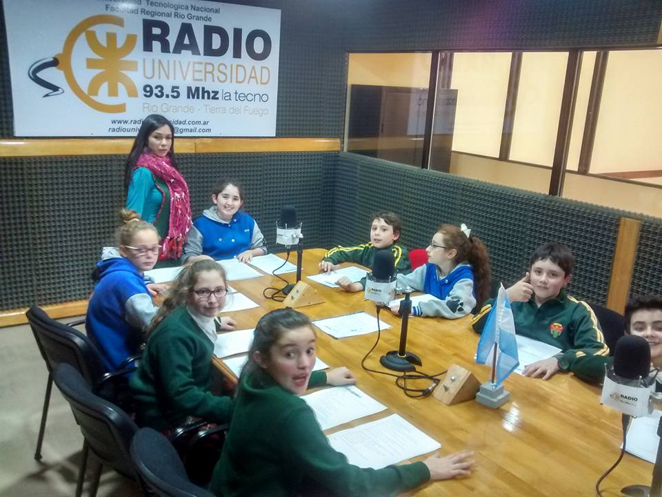 Cookies and Bookies es un programa con producción exclusiva en ingles y conducido por los alumnos de los diferentes niveles de la Escuela Austral de Enseñanza Bilingüe (EADEB).