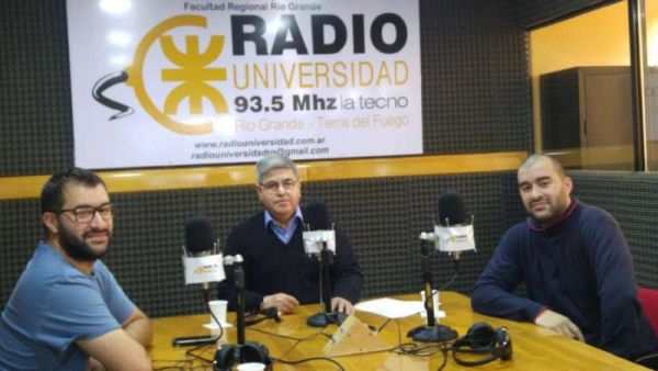 En el contacto de los viernes con el corresponsal en Roma, doctor Marcello D'Aloisio, Radio Universidad (93.5 MHZ), con la conducción de Alberto Centurión y Lorena Vera, entrevistó a Francisco y Pablo Maravilla, dos jóvenes chefs fueguinos que han realizado una gran experiencia de cinco años en Europa y que han vuelto a Río Grande donde regentean un próspero negocio gastronómico que da trabajo a 40 familias.