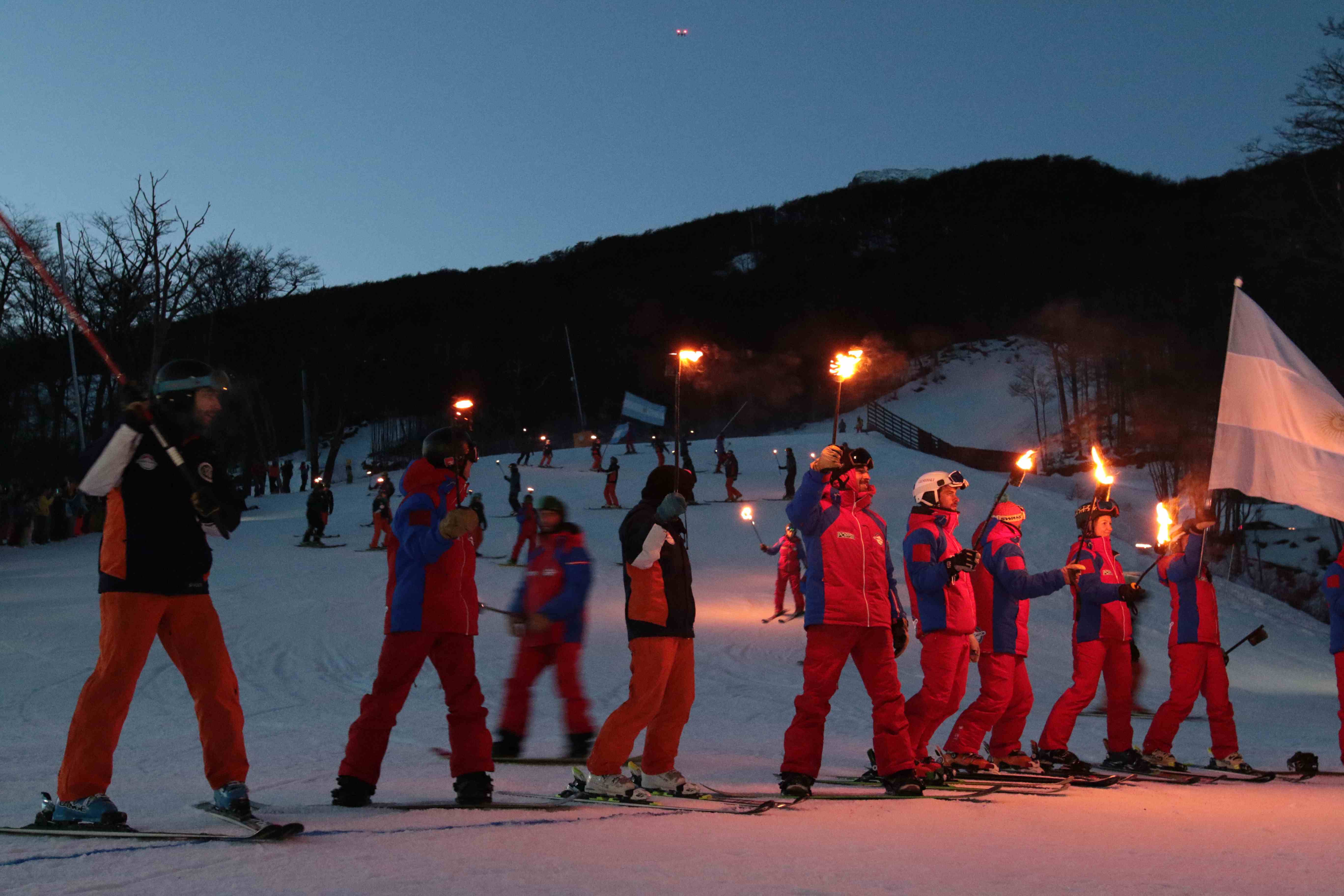 Se realizó la tradicional Bajada de Antorchas en el Cerro Castor