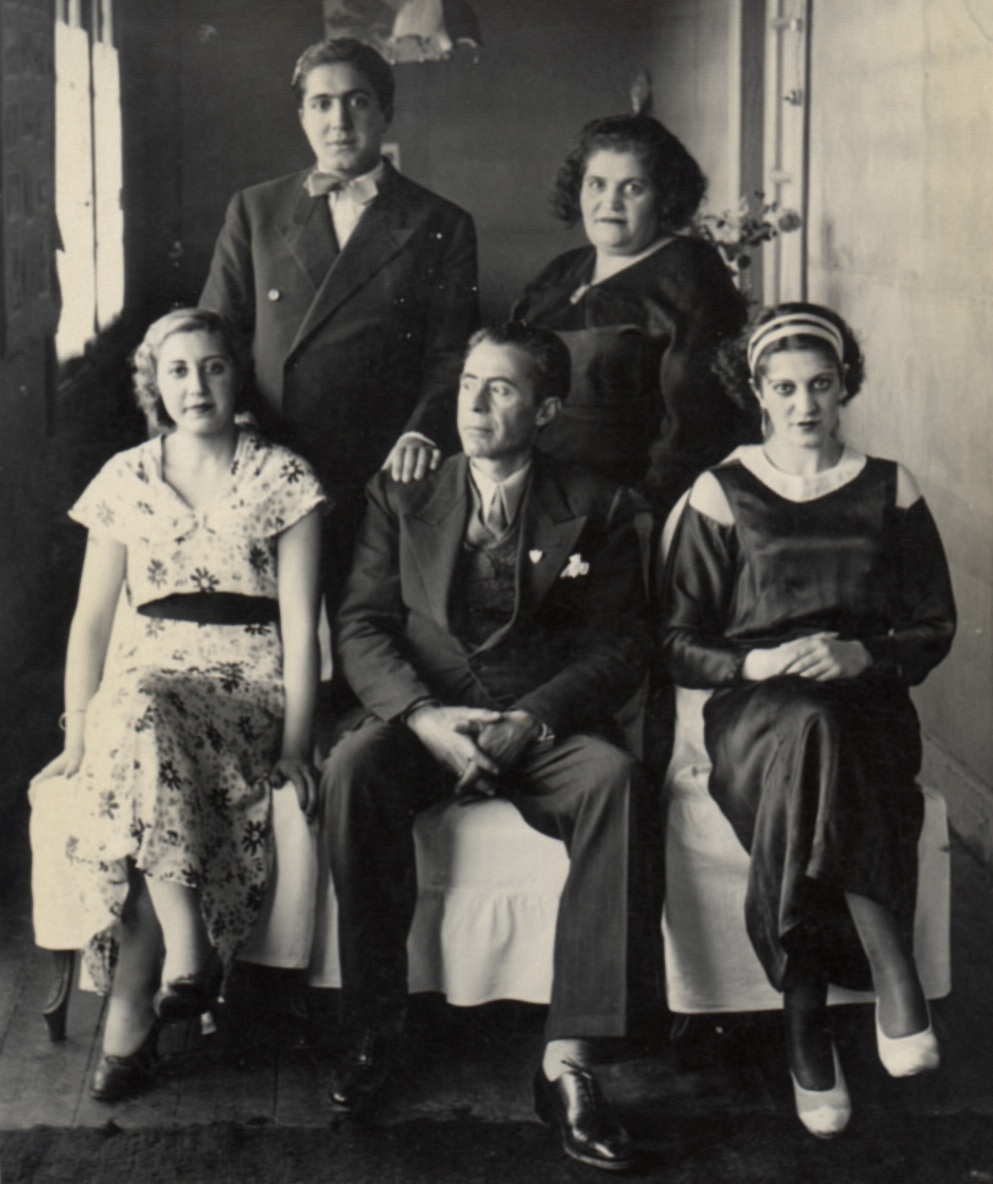 Don Barcleit Fadul, su esposa María y sus tres hijos en la galería de "La Rosadita".