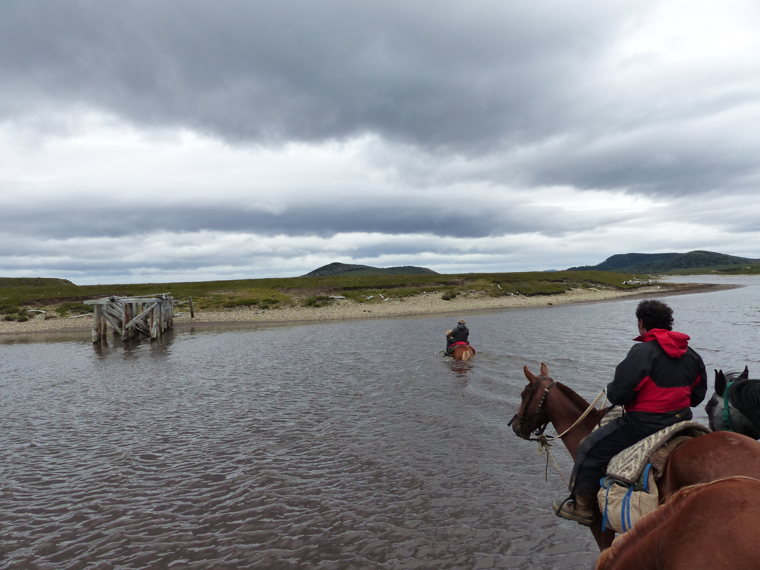 Turistas cruzando el río Bueno.