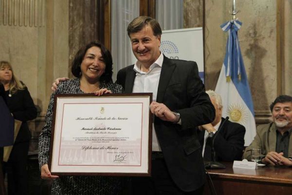 El senador Catalán Magni hizo entrega de una placa reconocimiento a la alcaldesa de Puerto Porvenir (Chile), Marisol Andrade Cárdenas.