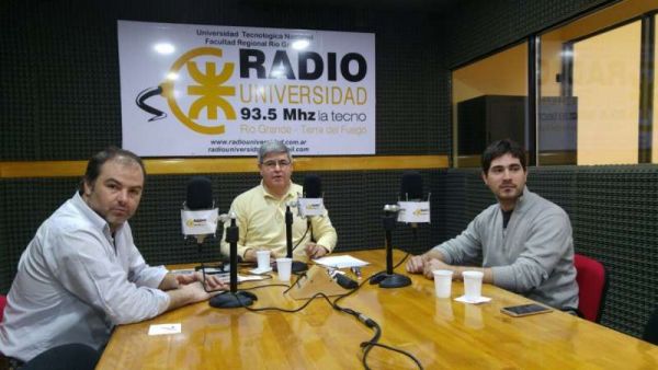 El ingeniero Sebastián Andino, integrante del equipo técnico de la Cooperativa Eléctrica de Río Grande, fue entrevistado por el programa ‘Dos Preguntan’ que se emite por Radio Universidad (93.5 MHZ) donde explicó los detalles técnicos del proyecto del parque eólico de Río Grande.