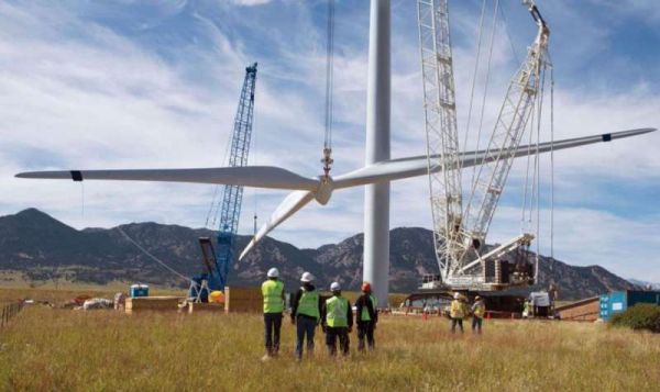 Sobre las características de los tres aerogeneradores, destacó el ingeniero que “son de grandes dimensiones y de gran potencia; desde el suelo hasta la punta de la pala estamos hablando de cien metros de altura. Son los aerogeneradores que se usan hoy en todos los parques modernos de grandes potencias”, subrayó.