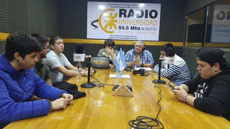 Alumnos del curso de Instalación Eléctrica Domiciliaria, que se dicta en la Facultad Regional Río Grande a instancias de la Fundación YPF, dialogaron con Café Tecnológico sobre los alcances de la capacitación de la que participan 20 alumnos de diversas edades.