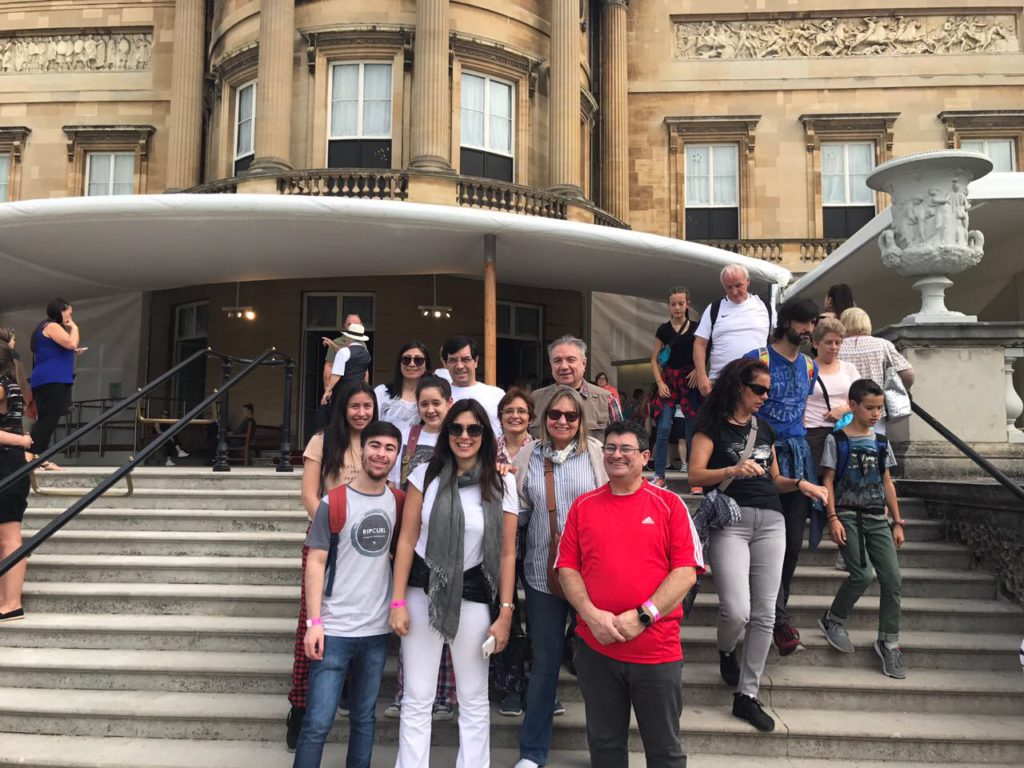 Arriba: Lilianette López, Carlos Cabral, Mario Ferreryra. Medio: Victoria Cabral, Rocío Legnick y Mercedes Leiva. Abajo: Isco Moreno, Marilina Henninger, Carolina Schauman y Francisco Álvarez en el Palacio de Buckingham.