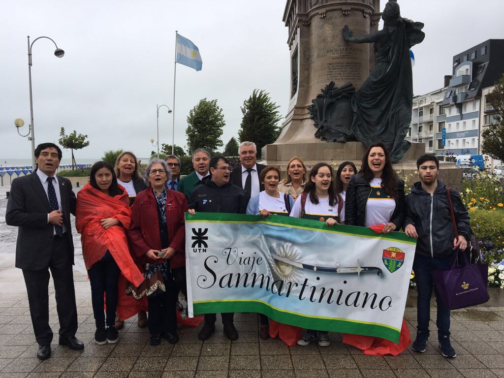 La comitiva fueguina cantando la marcha de San Lorenzo junto al embajador Argentino, Celaya Álvarez, y el intendente de Boulogne-sur-Mer, Frédéric Cuvillier,