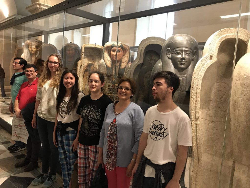 Carlos Cabral, Francisco Álvarez, Julia Rosenqvist, Victoria Cabral, Rocío Legnick, Mercedes Leiva e Isco Moreno visita Louvre.